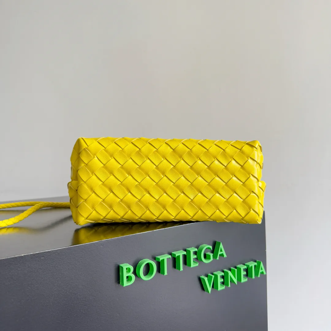 The 2023 new Andiamo batch of 1860 BV has been shipped‼ ️Really popular🔥The new Andiamo woven handbag launched by Bottega Veneta this season is really popular all over the world! ! Celebrities at home and abroad have worn it, and Oscar-winning actress Michelle Yeoh has taken it out on the street. Song Jia, Trai Yara, Yu Feihong, Sanji Ayaka, Rosie Hunting-Whiteley, Yoshioka Riho, etc. have all picked up this bag. It is classic and versatile, showing off its temperament, and the bag capacity is also large, which is very convenient for daily commuting! ! A variety of carrying methods, the shoulder straps can be adjusted by yourself, the original lambskin feels soft and delicate, and the unisex style breaks gender boundaries and brings a more practical and longer-lasting use experience. Andiamo, which has both elegant and casual styles, perfectly interprets the true appearance of "fashionable old money style". Style number: 743568 Size: 25*22*10.5cm